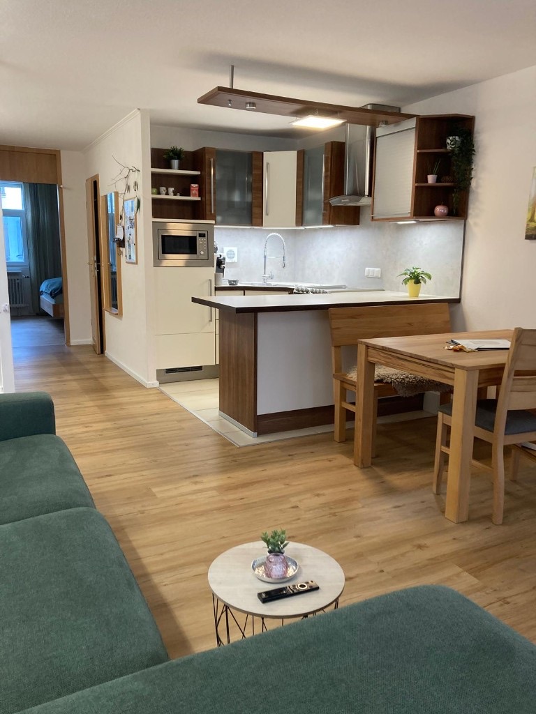 Ferienwohnung in Sankt Englmar: offener Wohn-, Ess- und Küchenbereich mit Sofa und Esstisch